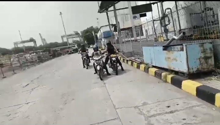 Tim Patroli Perintis Presisi Polres Pelabuhan Tanjung Priok membantu Pengendara Sepeda Motor yang mogok