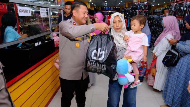 Berbagi Ceria, Polres Ngawi Ajak Anak Stunting, Yatim Piatu dan Difabel Belanja Baju Lebaran