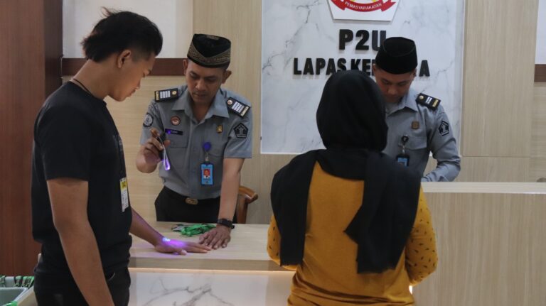 Langkah Cerdas Kenali Pengunjung, Lapas Kediri Berinovasi Gunakan Stempel Ultra Violet