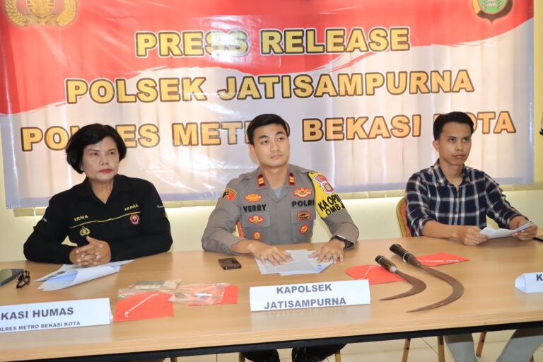 Polsek Jatisampurna Gelar Ungkap Kasus Tindak Pidana Perampasan Sepeda Motor Bersenjata Tajam