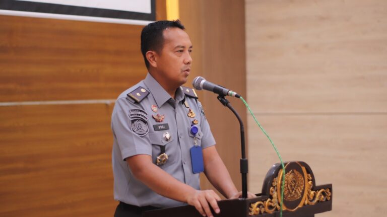 Bangga Bercampur Haru, Lapas Kediri Gelar Apel Pagi Penyematan Tanda Pangkat dan Pengantar Tugas Pegawai Promosi