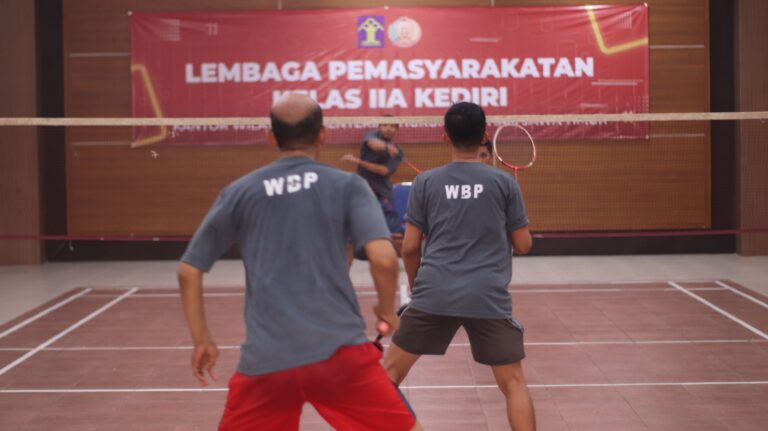 Tak Ingin Kalah, Plt Kepala Lapas Kediri Tunjukan Skill Badminton Antar Pegawai