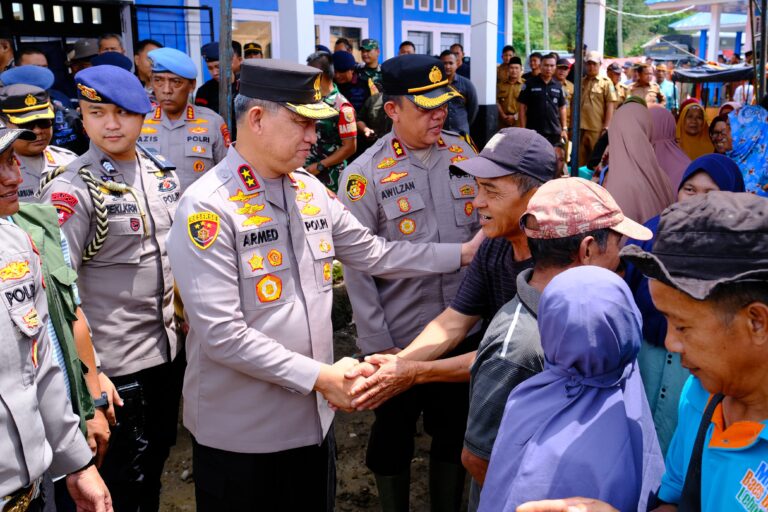 Kapolda Bengkulu Turun Langsung Salurkan Bantuan Pada Warga Terdampak Banjir di Lebong