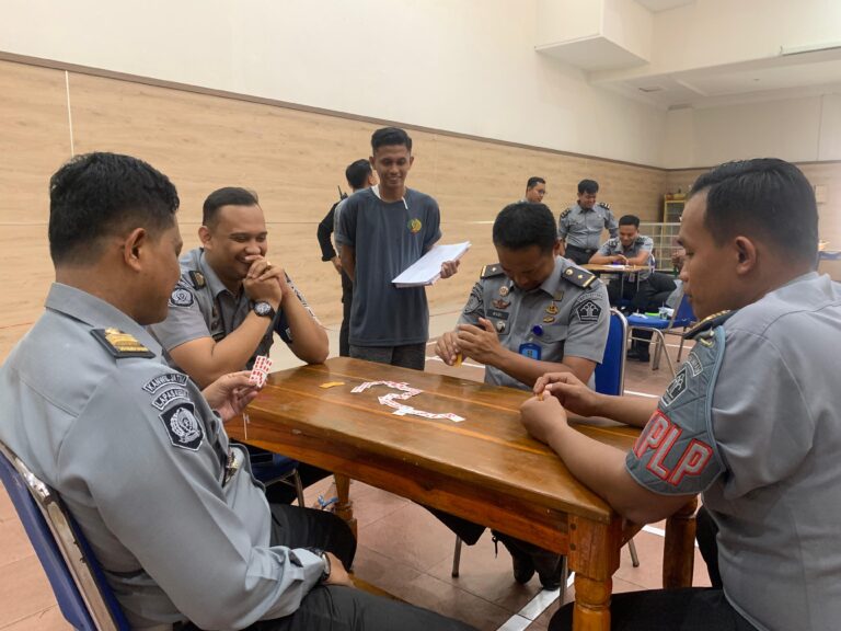 Seru dan Antusias, Pegawai Lapas Kediri Meriahkan Lomba Gaple