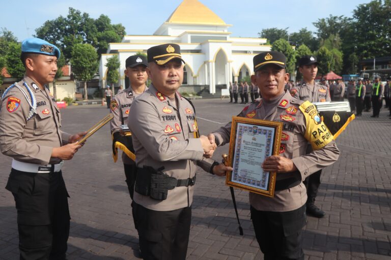 Kapolres Pasuruan Pimpin Upacara Korp Raport Sekaligus Pemberian Reward Anggota Polri Dan Masyarakat