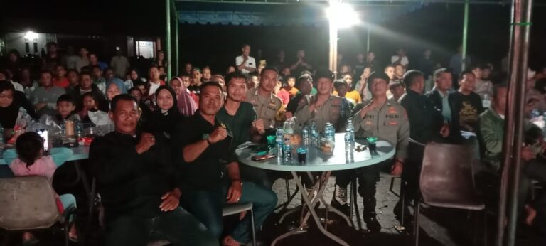 Polsek Dabo Singkep Bersama ormas dan Masyarakat Nonton Bareng Pertandingan Sepak Bola di Lapangan Desa Lanjut