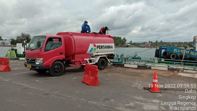 Di Jadikan  Bongkar Muat kapal Tongkang Minyak BBM, SPBU Dabo, di Pelabuhan Umum Dabo singkep, Ini Penjelasan Sabandar Dabo.