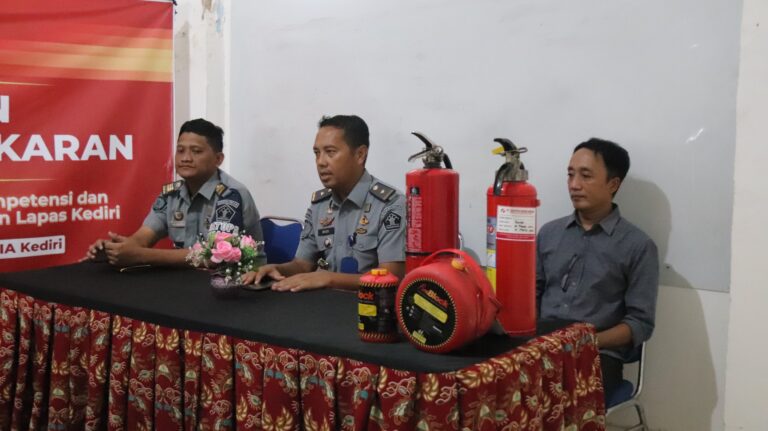 Sebanyak 21 Pegawai Lapas Kediri Mendapat Pelatihan Pemadam Kebakaran