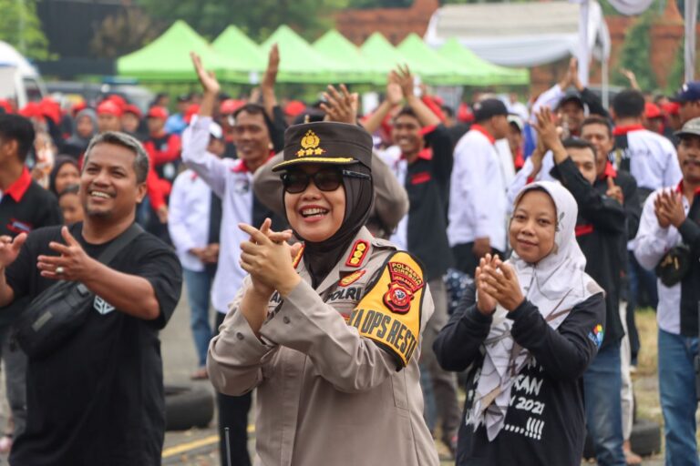 Kapolresta Cirebon dan Dandim 0620/Kabupaten Cirebon Pecahkan Hari Buruh dengan Dangdutan Bersama