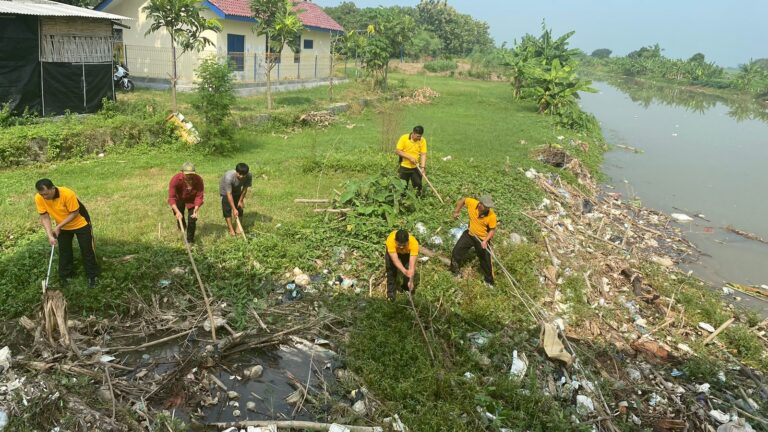 Tindak Lanjuti Aduan dari Jum’at Curhat, Polresta Cirebon Gandeng Sejumlah Pihak Bersihkan Sampah di Sungai Ciwaringin