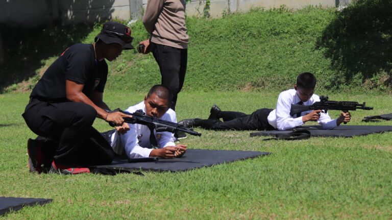 2 CPNS Lapas Kediri Ikuti Kegiatan Pembinaan Fisik, Mental, dan Disiplin (FMD) Menembak