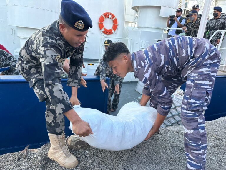 KKP Terjunkan Kapal Pengawas Bantu Evakuasi Warga Pengungsi Erupsi Gunung Ruang