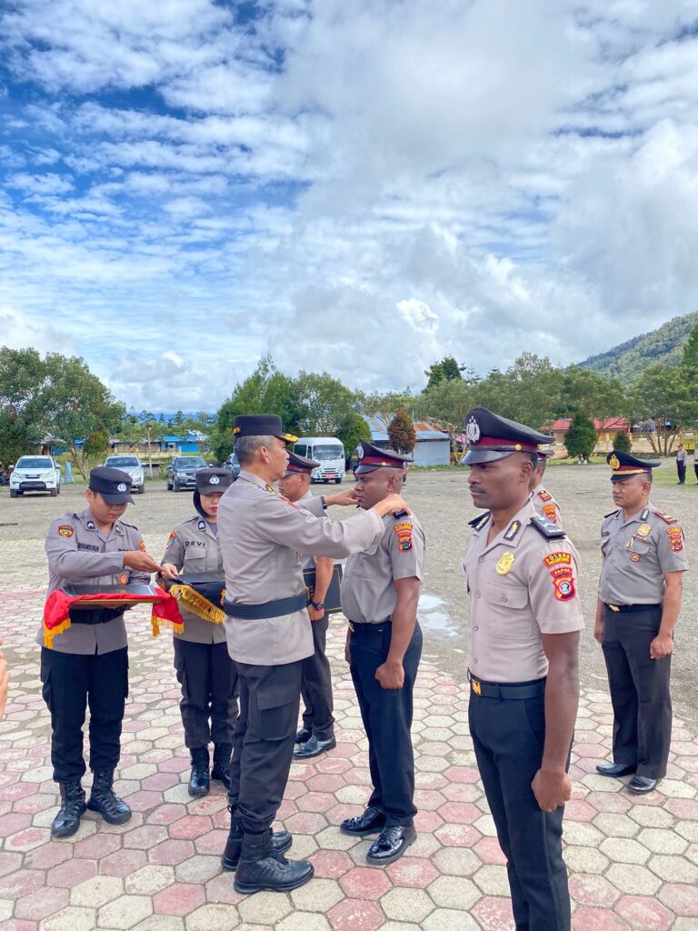 Sejumlah Polisi di Pegunungan Bintang Diganjar Pin Emas Kapolri Hingga KPLB