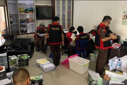 Tim Penyidik Kejaksaan Tinggi Kalteng Geledah Kantor KONI di Kotim