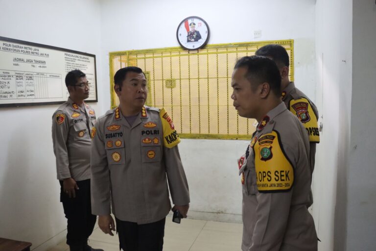 Kapolres Metro Jakarta Pusat Melakukan Pengecekan Mako Polsek Kemayoran