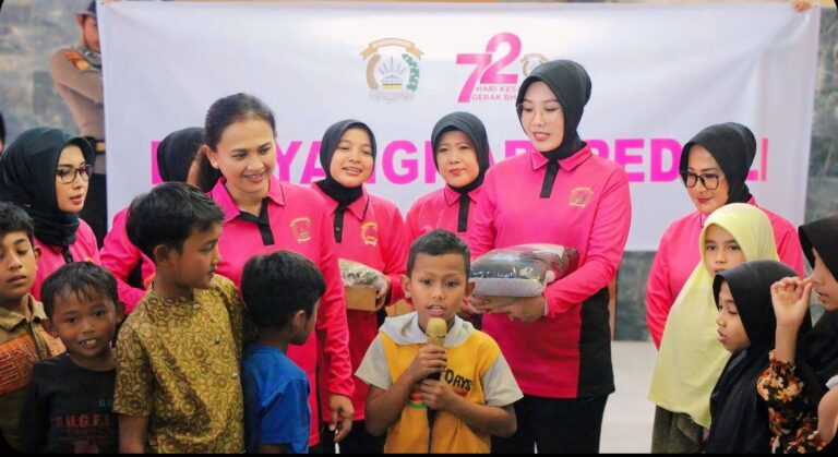 Sapa Pengungsi Banjir Bandang Sumbar, Ketum Bhayangkari Hibur Anak-Anak Pengungsi