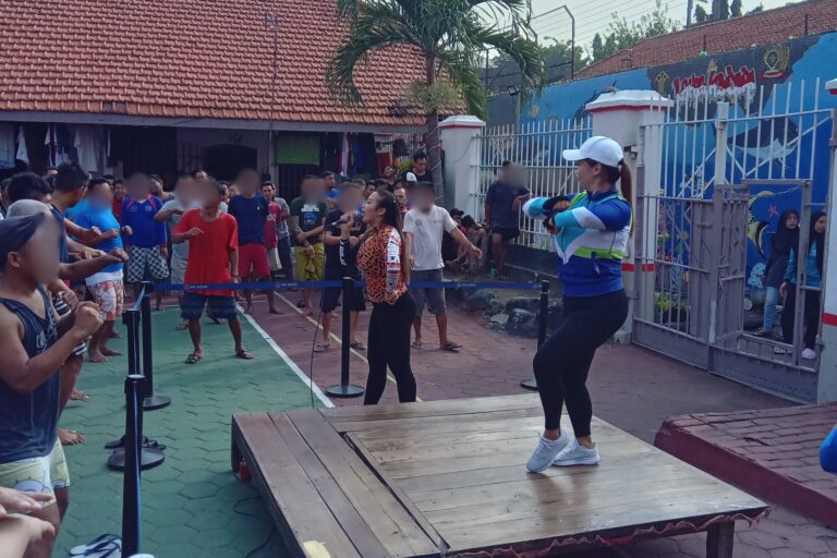 Dipandu 2 Instruktur Cantik, Ratusan WBP ikuti Senam Bersama Pembinaan Jasmani