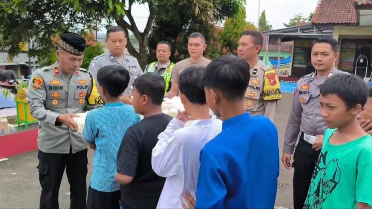 Kabid Humas Polda Jabar : Polisi Bagikan Ratusan Nasi Kotak dan Puluhan Paket Sembako.