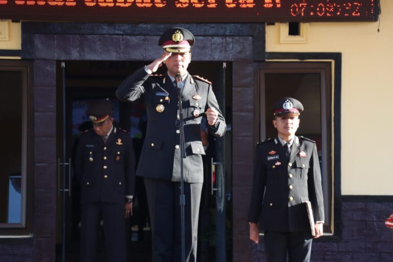 Peringati Hari Lahir Pancasila Tahun 2024 Kapolres Ngada: “Menyerahkan Skep Pensiun Anggota Polres Ngada”