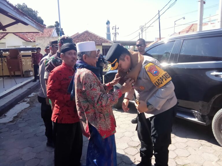 Dalam Kunjungan kerja, Kapolres Sumenep Menyapa Toga dan Tomas Kepulauan Sapudi.