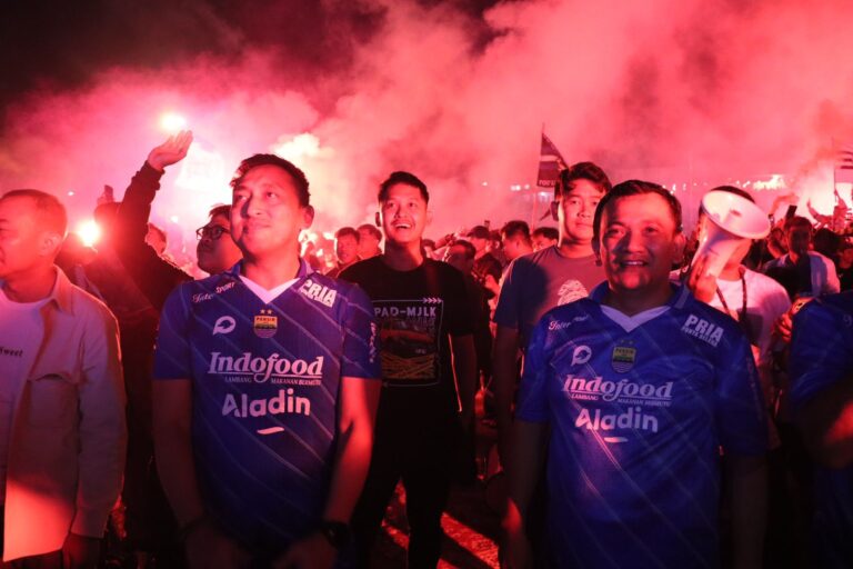 Kapolres Majalengka Nobar Akbar Viking Distrik Alengka Final Liga BRI 1 2023-2024 di Lapangan GGM