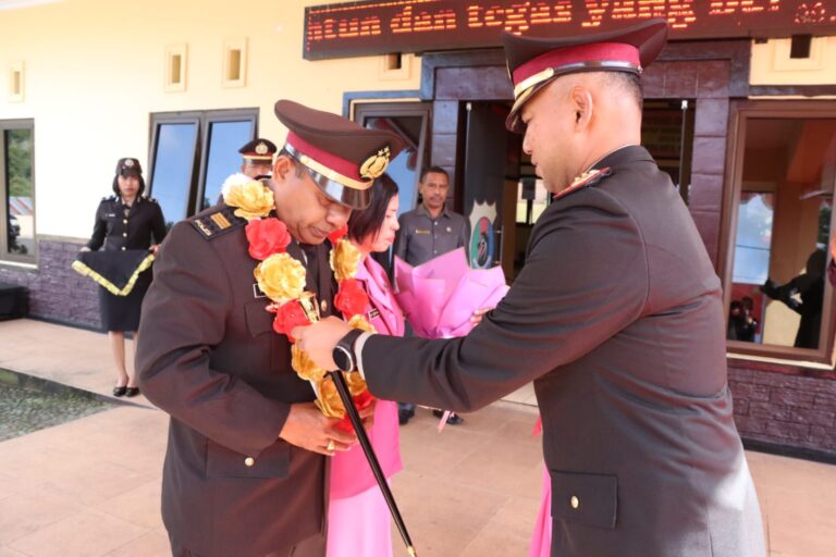 Polres Ngada Wisuda Purnawira/Purnabhakti Personil Terbaiknya AKP Haji M. Lauda