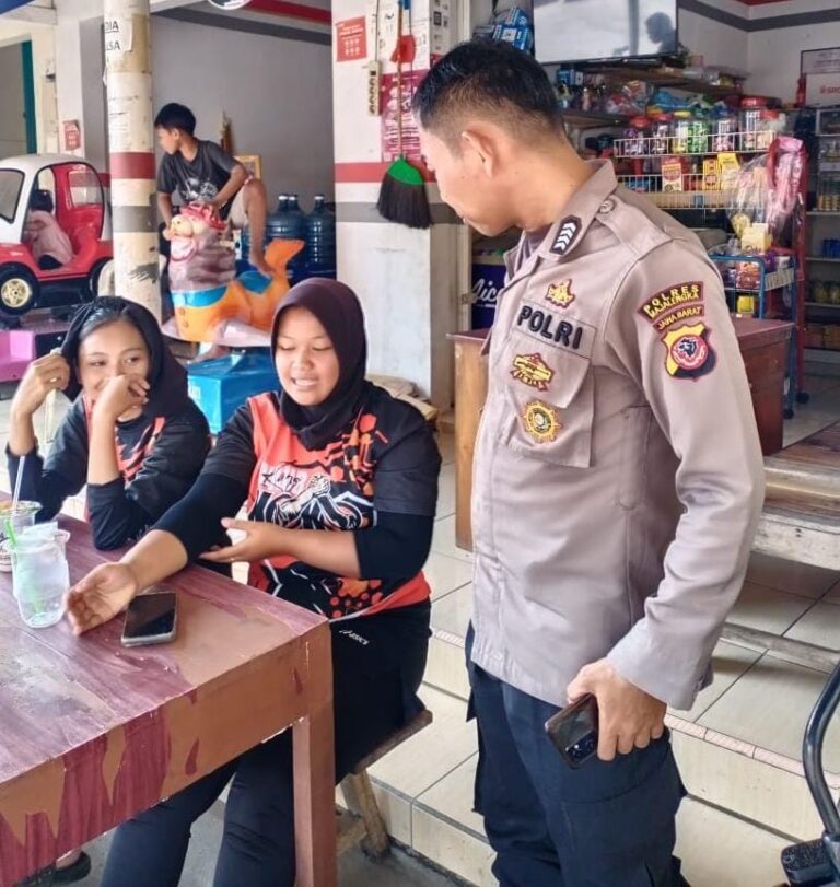 Bhabinkamtibmas Polsek Palasah Sambangi Warga Desa Trajaya