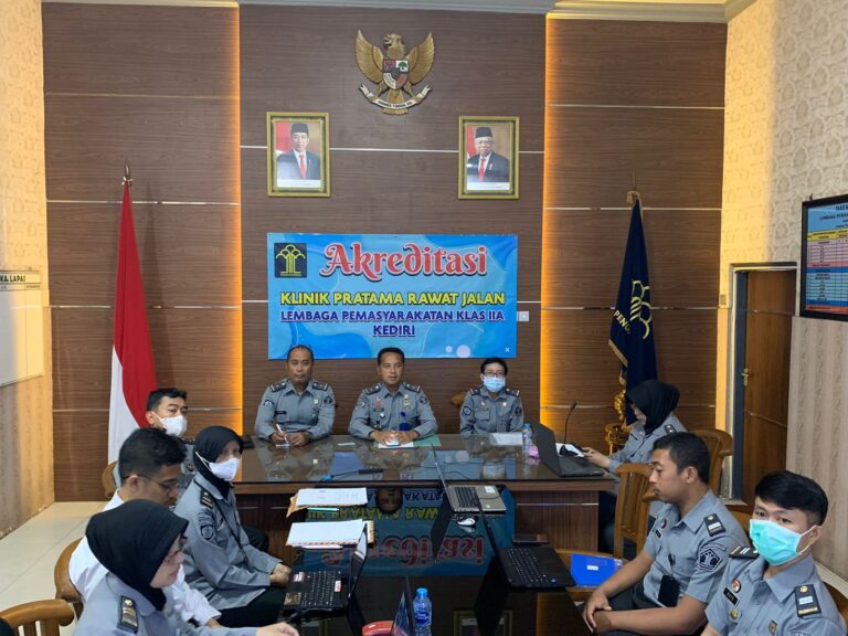 Penuh Semangat dan Totalitas, Tim Klinik Pratama Lapas Kediri Jalani Survei Akreditasi oleh LPA-PKP
