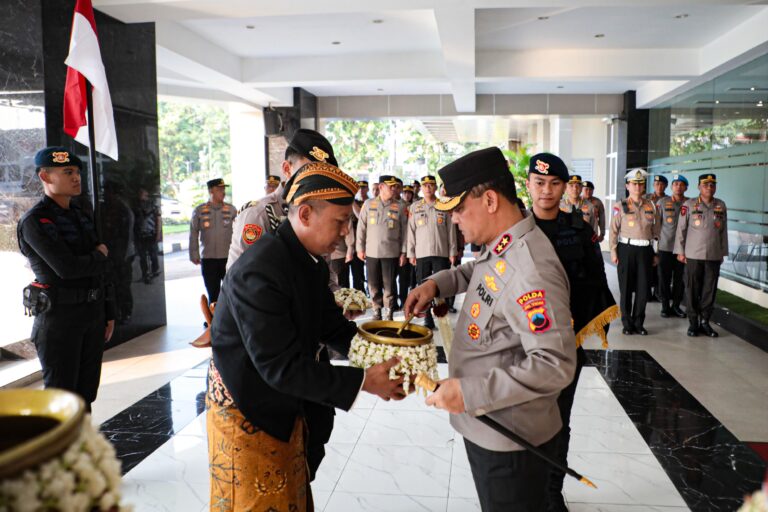 Irjen Pol Ahmad Luthfi; Tradisi Penyerahan Air Suci Rangkaian HUT Bhayangkara ke 78 Simbol Polda Jateng Hadir Menuju Indonesia Emas