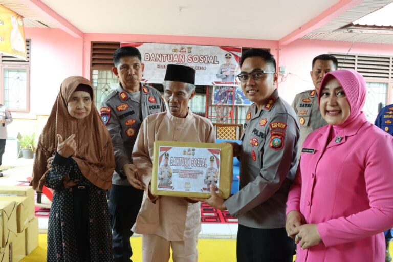 Sempena Hari Bhayangkara ke-78, Polres Bintan Salurkan Ratusan Paket Sembako Kepada Masyarakat.
