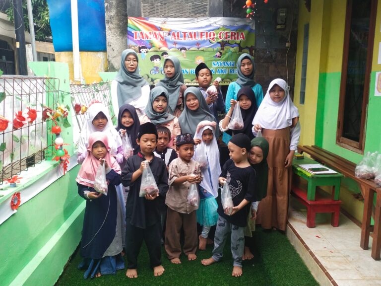 YPI Altaufiq Fatahillah Berbagi Daging Qurban kepada Anak  YPI TPQ Serta Yatim dan Dhuafa