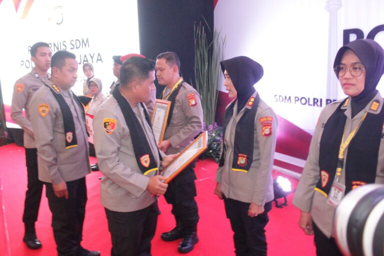 Polres Metro Jakarta Barat Raih Penghargaan Satwil Terbaik untuk Penulisan Karya Perorangan