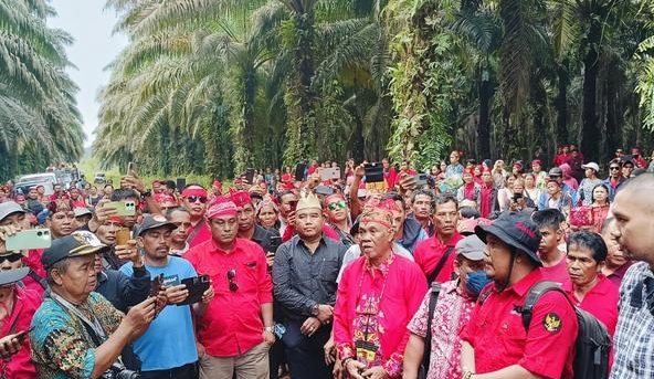 Ratusan Masyarakat Desa Sebabi Kalau Tidak Ada Kejelasan Akan Melakukan Aksi Besar Besaran Didepan Kantor Bupati Kotim.