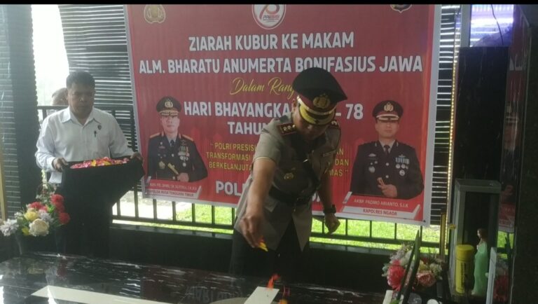 Kapolres Ngada Pimpin Ziarah Dan Tabur Bunga Dimakan Pejuang Polri