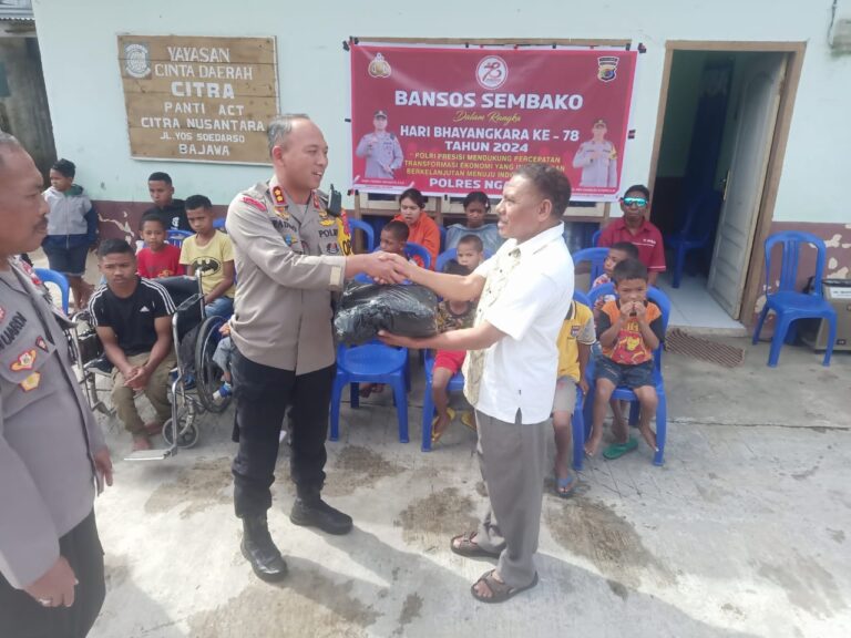 Menyambut Hari Bhayangkara Ke-78 Tahun 2024 Kapolres Ngada: Bansos Untuk Anak Disabilitas