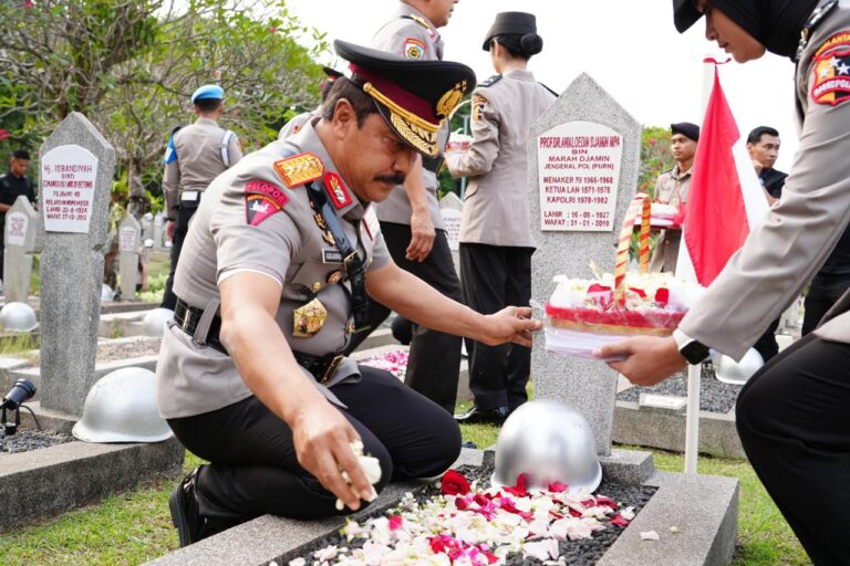 Jelang HUT Bhayangkara Ke-78, Jajaran Mabes Polri Ziarah ke TMP Kalibata