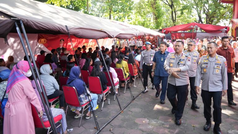 Irjen Pol Ahmad Luthfi; Polda Jateng Kirim Bantuan Korban Kebakaran Pasar Karangkobar Banjarnegara