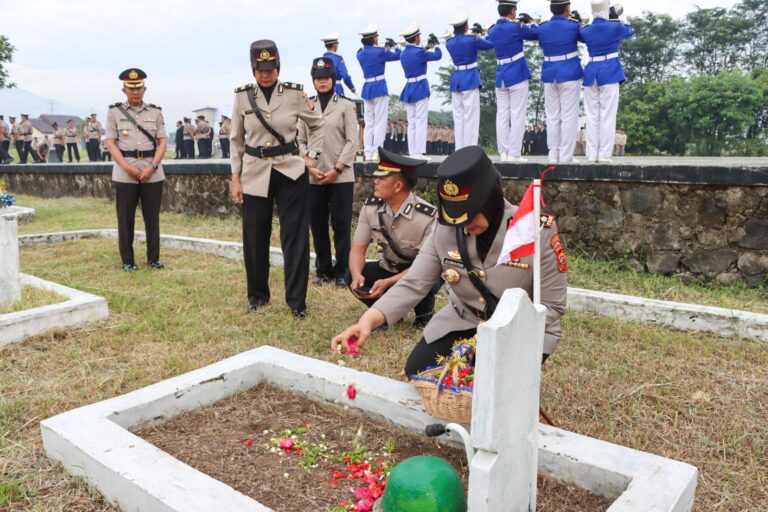 Kapolresta Cirebon Pimpin Ziarah dan Tabur Bunga di TMP Gegunung Dalam Peringatan Hari Bhayangkara ke-78