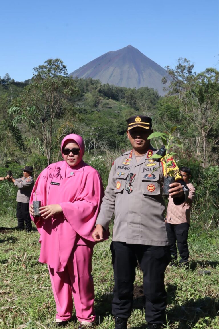 Kapolres Ngada Bersama Ketua Bhayangkari Cabang Ngada, Laksanakan Bakti Sosial Penghijauan Penanaman Pohon