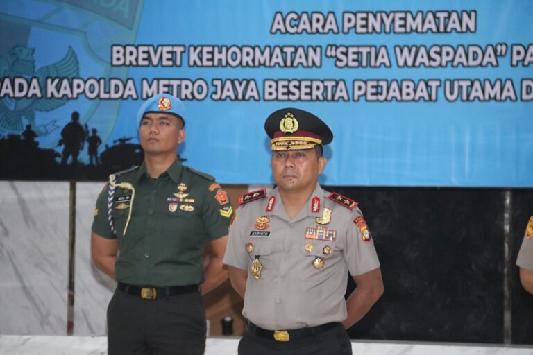 Kapolda Metro Jaya Terima Penghargaan dan Brevet Kehormatan “Setia Waspada” Paspampres