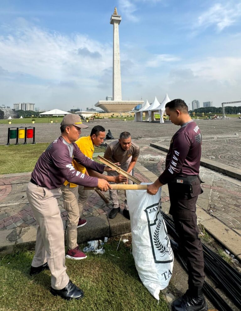 Polri Lakukan Bersih-bersih Usai Pesta Rakyat di Monas