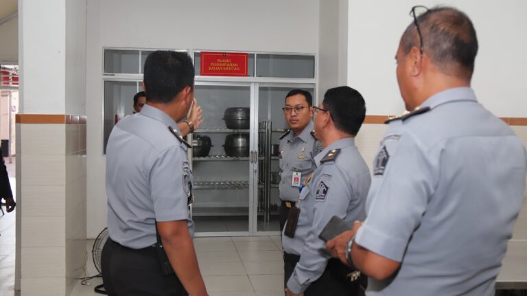 Kadiv Yankum dan HAM Tilik Ke Lapas Kediri