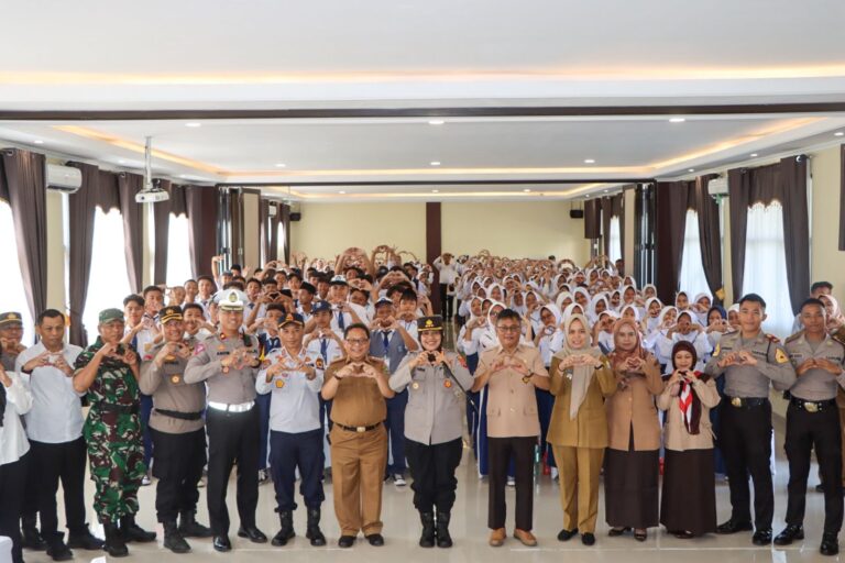 Kapolresta Cirebon Berikan Penyuluhan kepada Siswa SMAN 1 Lemahabang