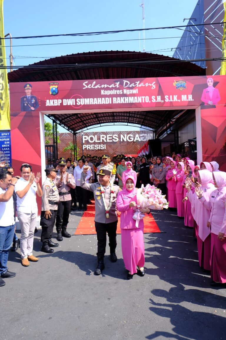 Serah Terima Jabatan Kapolres Ngawi dengan Upacara Tradisi Pengalungan Bunga