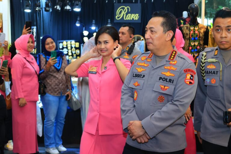 Ketum Bhayangkari Juliati Listyo Sigit Ajak Istri Panglima TNI Evi Agus Subiyanto Keliling Stan UMKM Bhayangkari di JCC