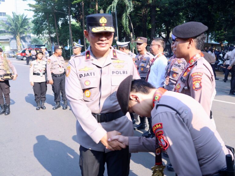 Kapolda Metro Jaya Beri Penghargaan Kepada 14 Personel Peraih Medali Karate Kapolri Cup 2024