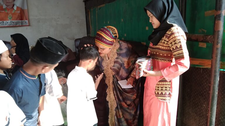 Momentum Muharam 1446 H ,Bunda Rosma Menyantuni 100 Anak Yatim