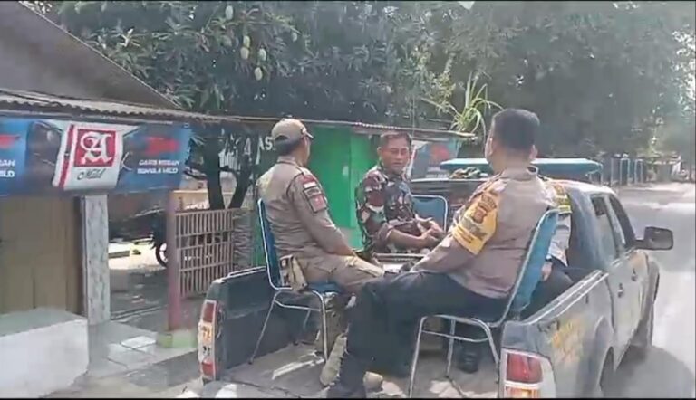 Woro-woro HUT Kemerdekaan RI ke79, Kapolsek Kedokanbunder dan TNI Serta Pol PP Keliling Desa Ajak Warga Kibarkan Bendera Merah Putih Didepan Rumah