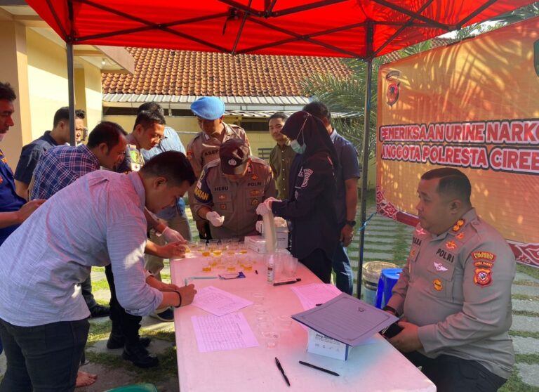 Ratusan Personel Polresta Cirebon Jalani Tes Urine