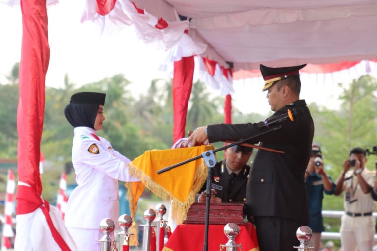Kapolres Lingga Pimpin Upacara Penurunan Bendera HUT ke-79 RI Dengan Penuh Khidmat